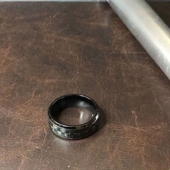 Nice stainless black ring with shimmering blue and green center etchings size 10 - Picture 1 of 5